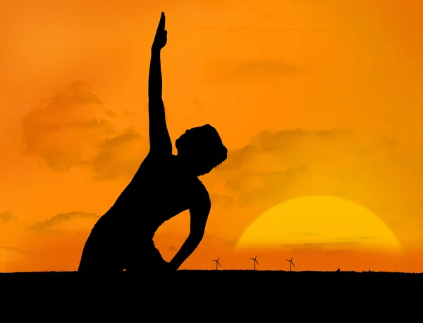 Silhouette of woman doing yoga under sunset — Stock Photo, Image