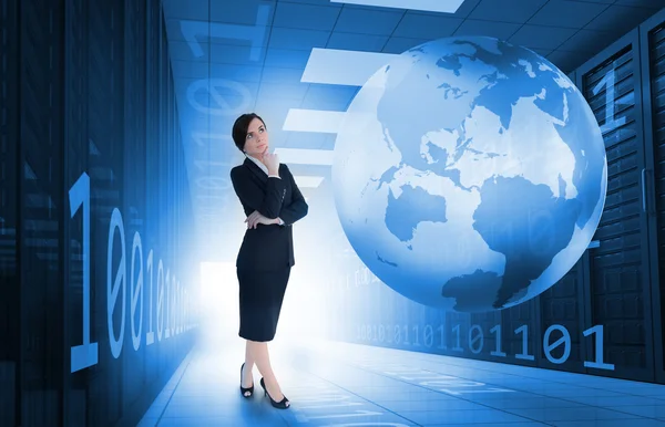 Affärskvinna som står i datacentret med jorden och binär koden grafik — Stockfoto