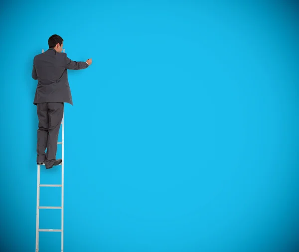 Empresario escribiendo en una pared gigante — Foto de Stock