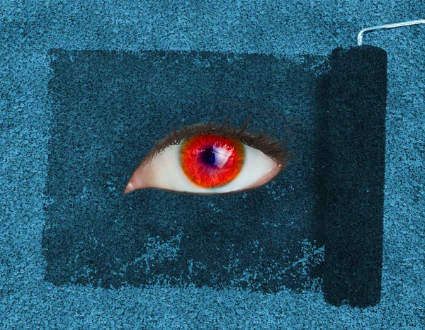 Rolo de pintura revelando um olho vermelho — Fotografia de Stock