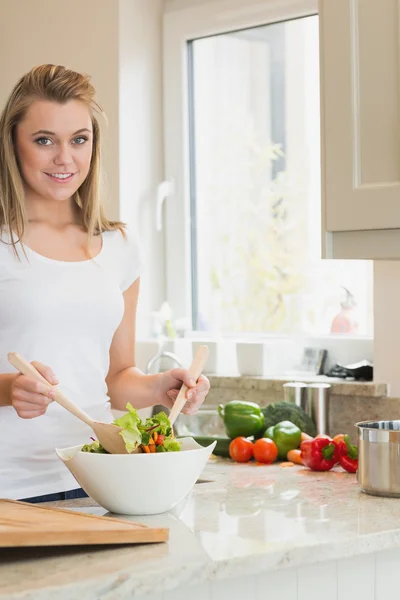 Donna felice preparare insalata — Foto Stock