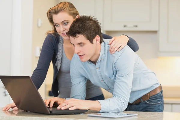 Couple surfing in the internet — Stock Photo, Image