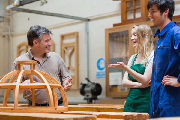 Studenten en leraar praten en lachen in houtbewerking klasse — Stockfoto