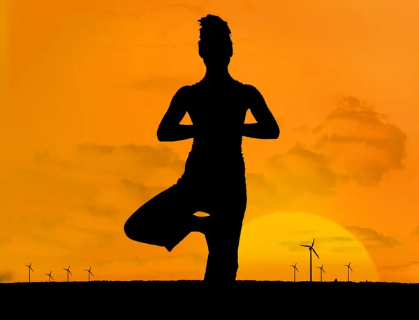 Siluett av kvinna gör yoga utomhus — Stockfoto