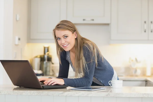 Happy woman using laptop — Stock Photo, Image