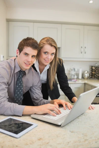 Couple typing on the notebook — Stock Photo, Image