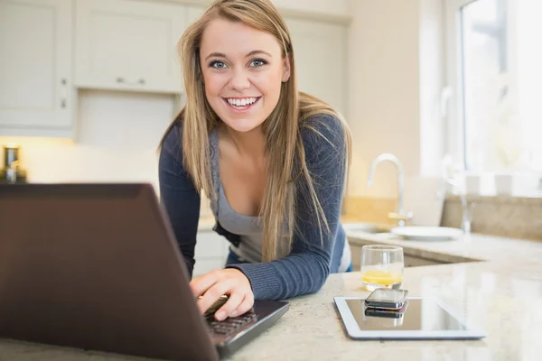 Smiling woman at laptop — Stock Photo, Image