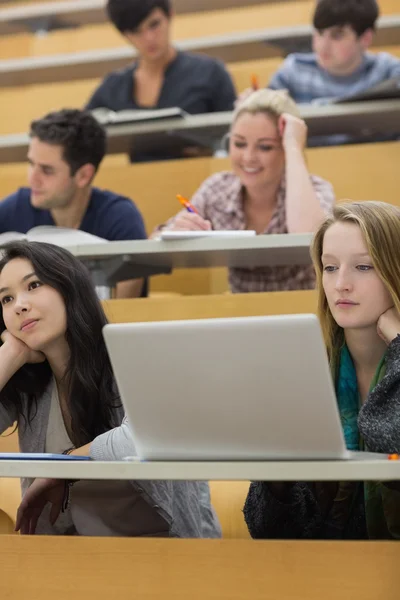 Listening students in a lecture hall — Stock Photo, Image