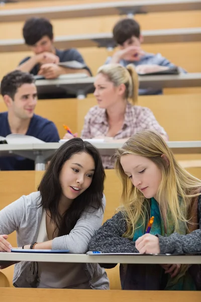 Students learning and talking in a lecture hall — Stock Photo, Image