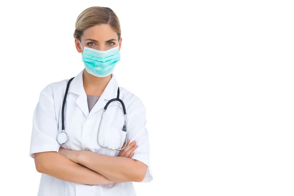 Verpleegkundige dragen van chirurgische masker met armen gekruist — Stockfoto