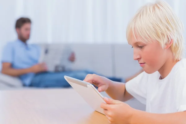 Gebruiken, tablet pc terwijl het lezen van zijn vader jongen — Stockfoto