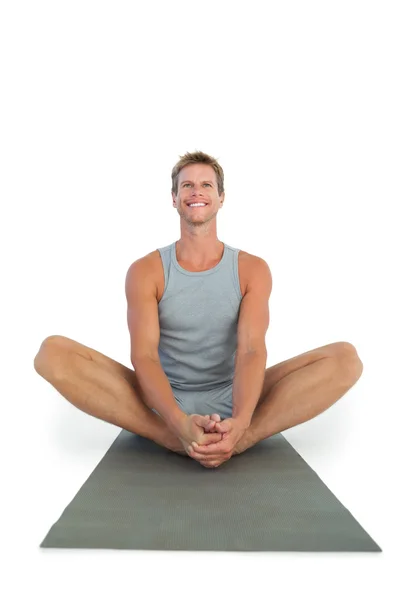 Homem sentado na posição de lótus durante uma sessão de ioga — Fotografia de Stock