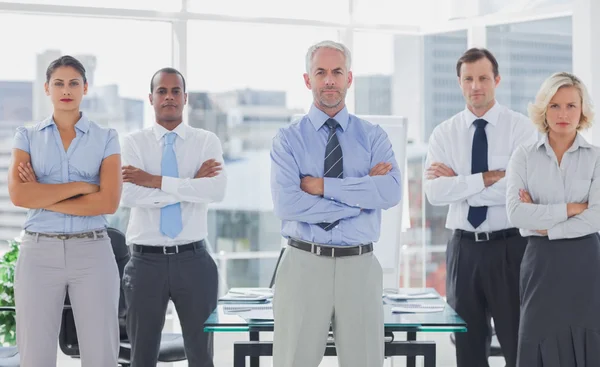 Equipe de negócios de pé com braços dobrados — Fotografia de Stock