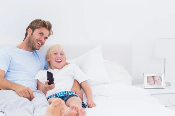 Handsome father and son watching TV together — Stock Photo, Image
