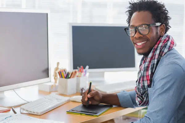 Lachende grafisch ontwerper met behulp van een grafisch tablet gebruikt — Stockfoto