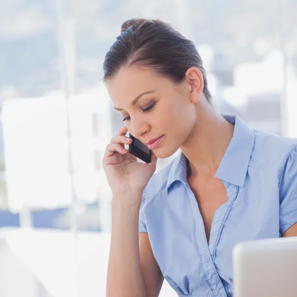 Zakenvrouw bellen met haar mobiele telefoon — Stockfoto