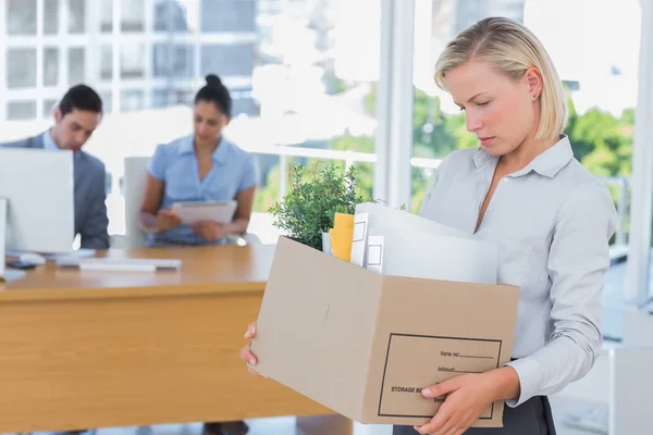 Businesswoman leaving office after being laid off — Stock Photo, Image