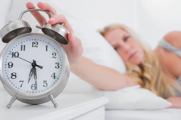 疲れた女性目覚まし時計をオフにします。 — ストック写真