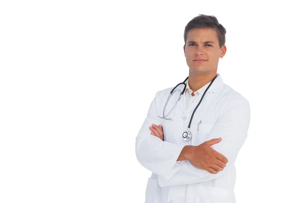 Médico sonriendo con los brazos cruzados — Foto de Stock