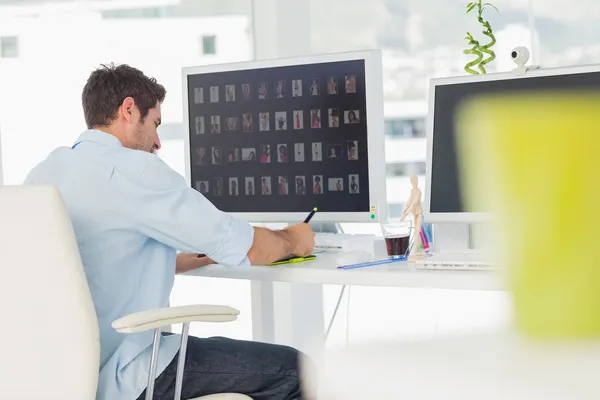 Achteraanzicht van een foto-editor werkt — Stockfoto