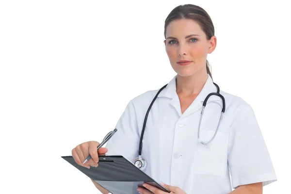 Nurse holding clipboard and looking at camera — Stock Photo, Image