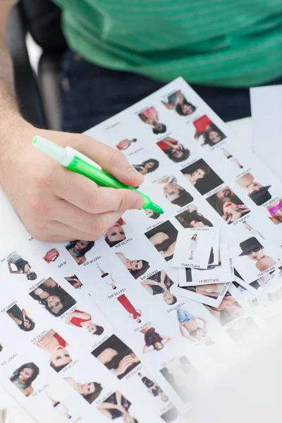 Photo editor marking photographs of contact — Stock Photo, Image