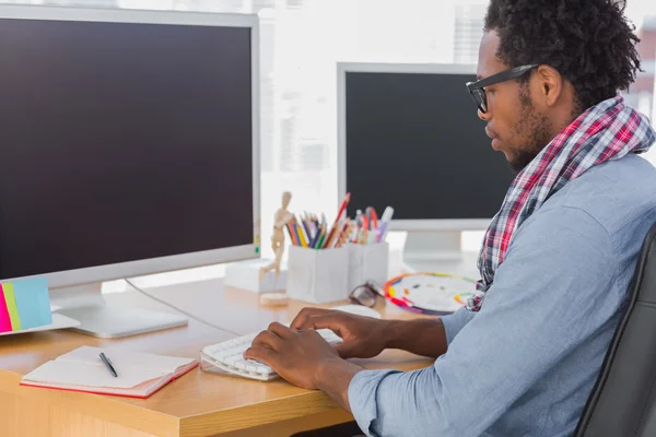 Kalm bedrijf werknemer op computer — Stockfoto