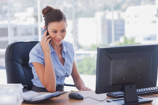 Happy businesswoman calling — Stock Photo, Image