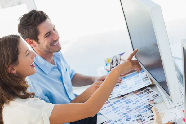 Foto-editors wijzend op een computerscherm — Stockfoto