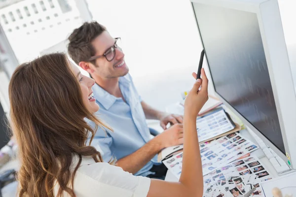 Fröhliche Fotoredakteure arbeiten am Computer — Stockfoto