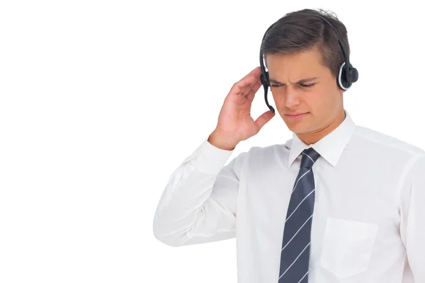 Agente del centro de llamadas usando auriculares y tocándolo —  Fotos de Stock