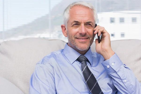 Empresário alegre chamando no smartphone — Fotografia de Stock