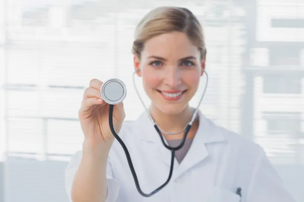 Hübsche Krankenschwester zeigt ihr Stethoskop — Stockfoto