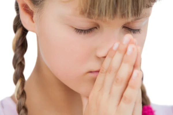 Piccola ragazza bionda che prega — Foto Stock