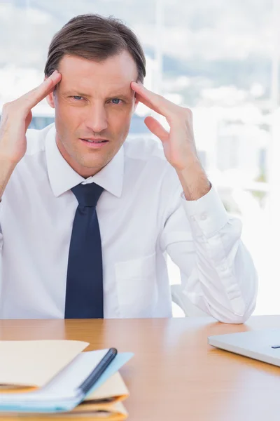 Gestresster Geschäftsmann hält sich bedeckt — Stockfoto