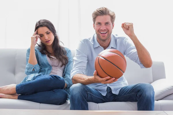 Žena obtěžoval její partner sledovat basketbal hra — Stock fotografie