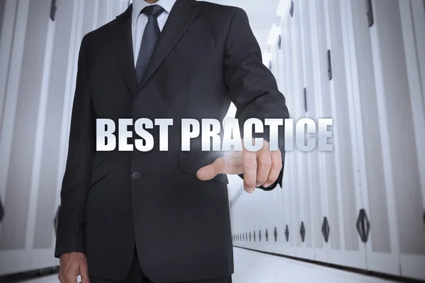 Empresário selecionando o termo melhores práticas — Fotografia de Stock