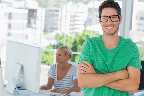 Aantrekkelijke designer staande in zijn kantoor — Stockfoto