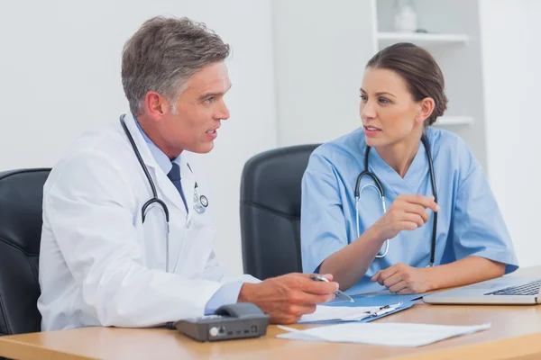 Two doctors discussing and working together — Stock Photo, Image