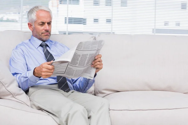 Бизнесмен читает газету — стоковое фото