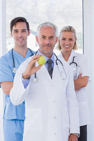 Veselá zdravotnický personál stojí dohromady — Stock fotografie