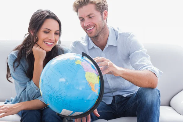 Couple regardant un globe — Photo