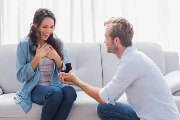 Schöner Mann macht einen Heiratsantrag — Stockfoto