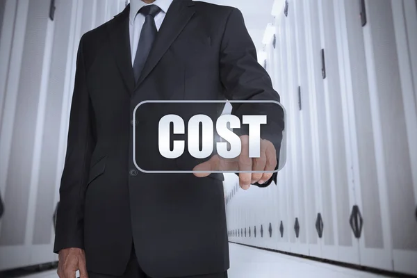 Empresário em um data center selecionando etiqueta com custo — Fotografia de Stock