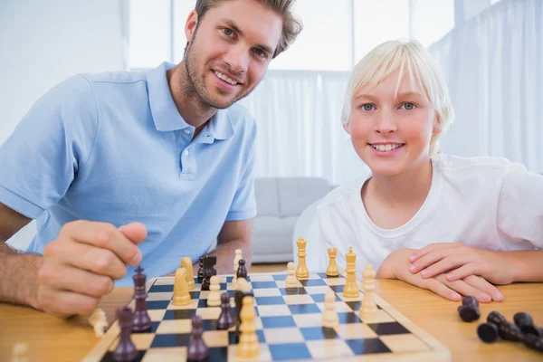 Pappa och hans lilla pojke spela schack — Stockfoto