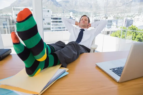 Üzletember, miután egy nap a lábát az asztalra — Stock Fotó