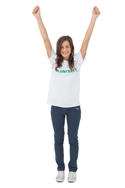 Gönüllü tshirt kollarını yükselterek giyen kadın — Stok fotoğraf