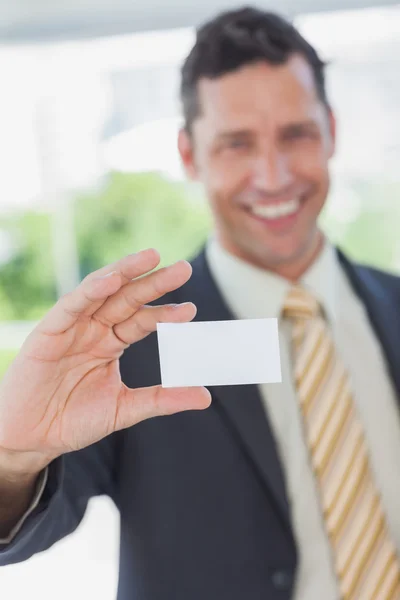 Επιχειρηματίας που δείχνει ένα λευκό επαγγελματική κάρτα — Φωτογραφία Αρχείου