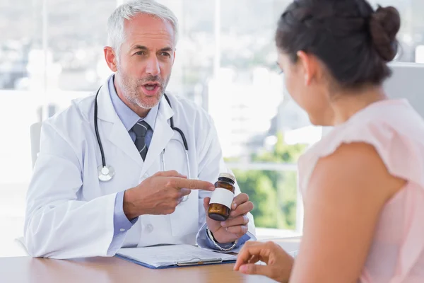 Médico explicando las pastillas al paciente — Foto de Stock