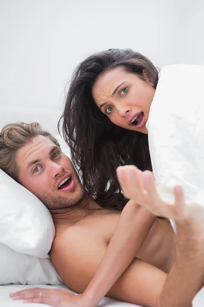Paar im Bett überrascht — Stockfoto